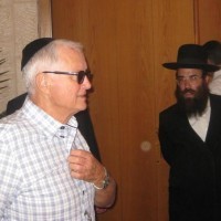 adler ראובן אדלר עם טריו על הראש