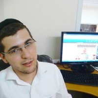 LA fg.1112.kosher.internet.01.jpg אבי גרינצייג, 24, המבקר של בחדרי חרדים
