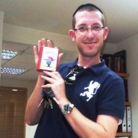 מאיר גל במשרדו, מציג את דן החסכן, השבוע